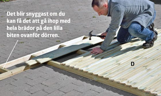 Brädor spikas fast på alle sidor på förråd Klinkbrädor spikas fast på alle sidor på förråd